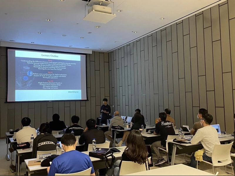 微美牙醫植牙專科醫生-戴志翰醫師，受邀參與straumann的專題課程演講